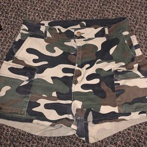 Camo shorts. Size L.